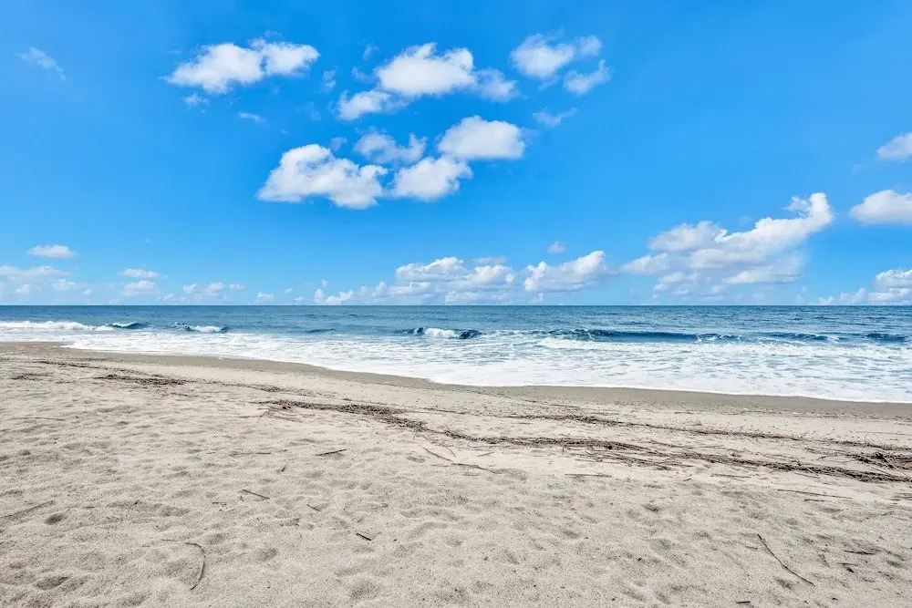 Ocean-view Penthouse With Pool, Balcony & Central AC - Snowbird-friendly