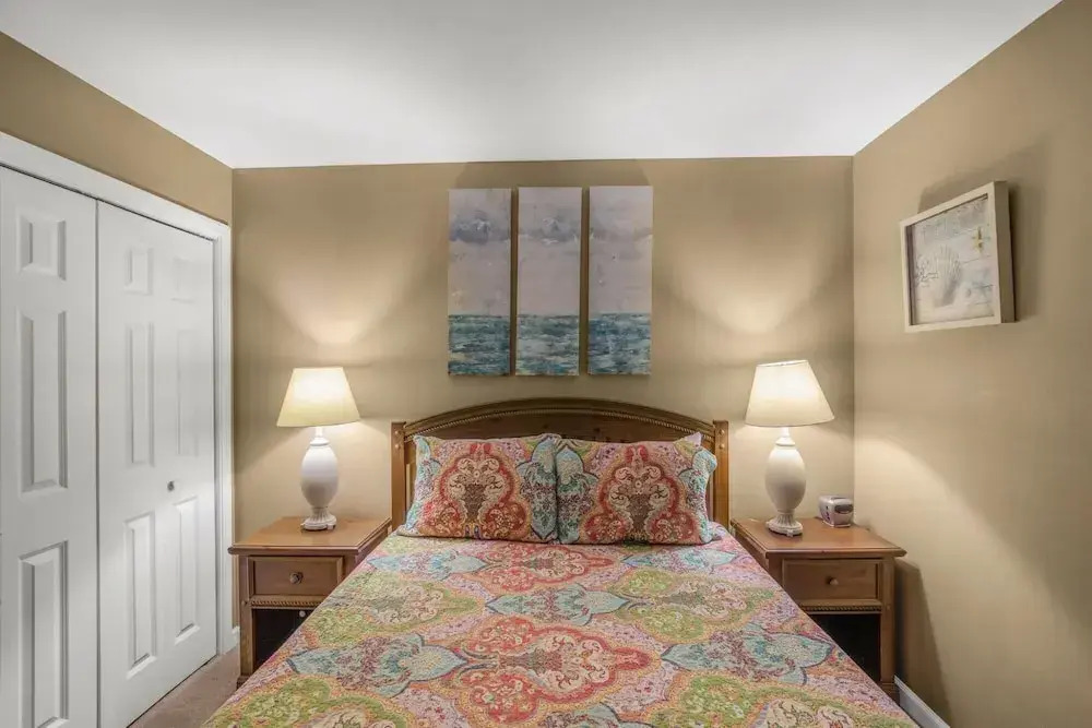Attractive Condo Pool Across From Beach Access