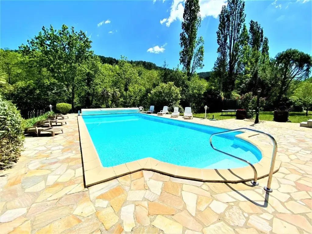 Gîte et chambre d'hôtes LE MERCOIRE, piscine chauffée et jacuzzi