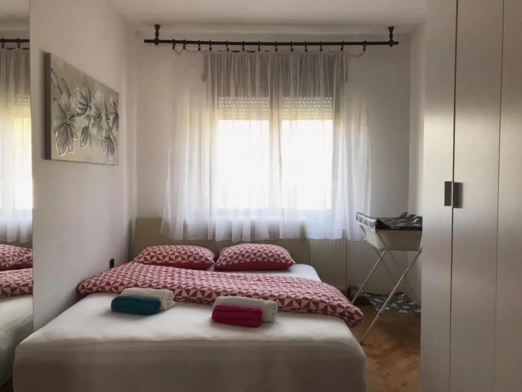 Slatka sobica za dvoje sa upotrebom zajednicke kuhinje i kupaonice