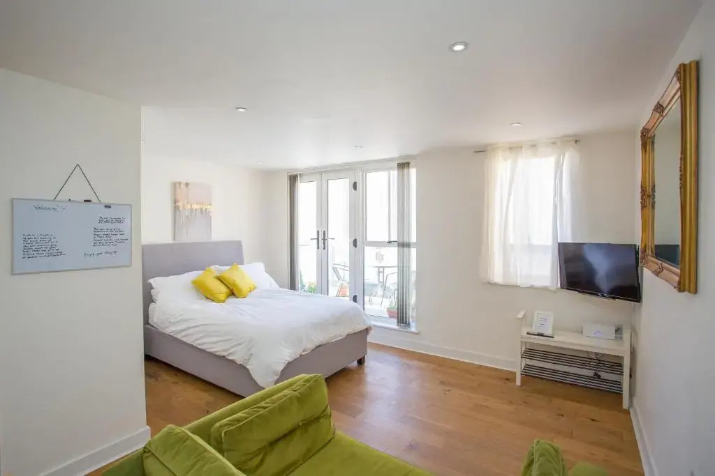 Gorgeous Central Studio with Balcony, 2 mins to Beach and Pier