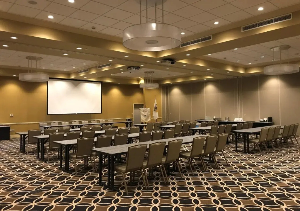 Holiday Inn and Suites East Peoria by IHG