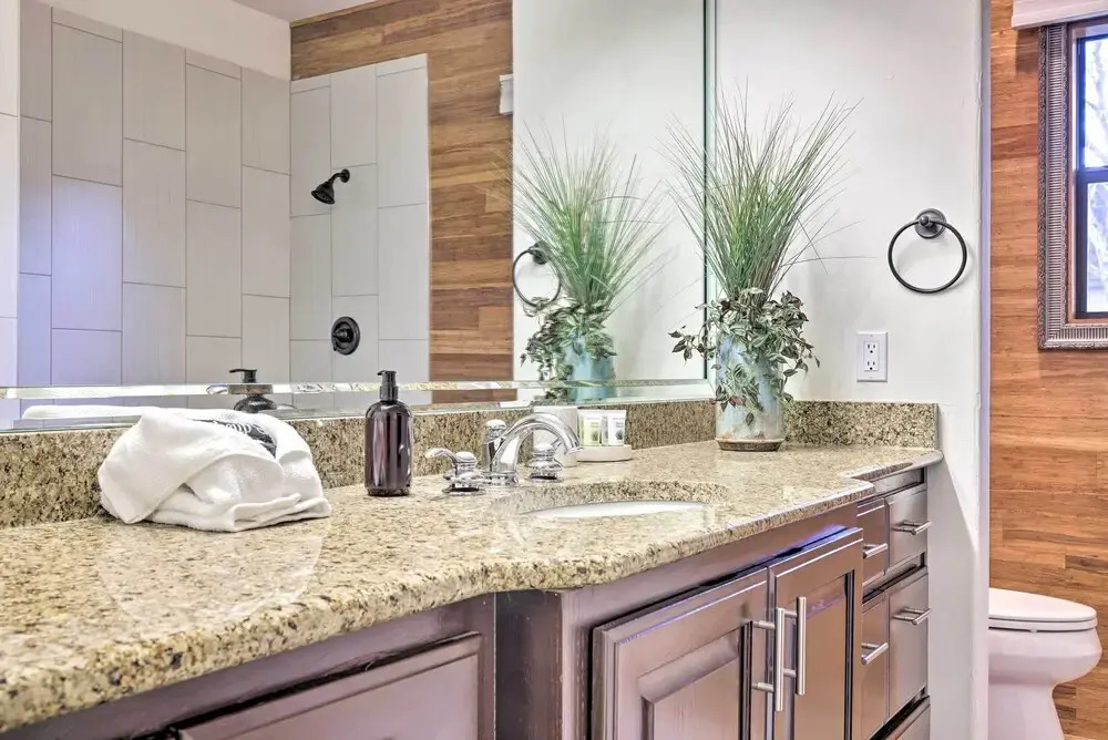 Stylish Home w/ Hot Tub ~ 4 Mi to Canyon Lake