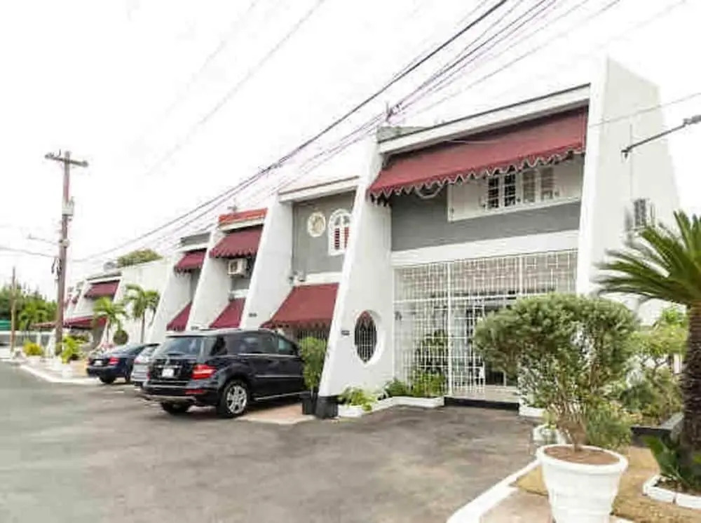 Captivating 2-bed Town-house in Kingston