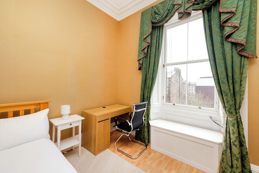 Stylish Southside Flat Near Old Town