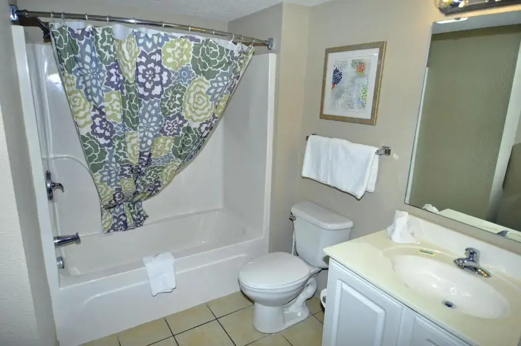 Oceanfront Well Maintained, Walk to Boardwalk, Beach Bars, 902
