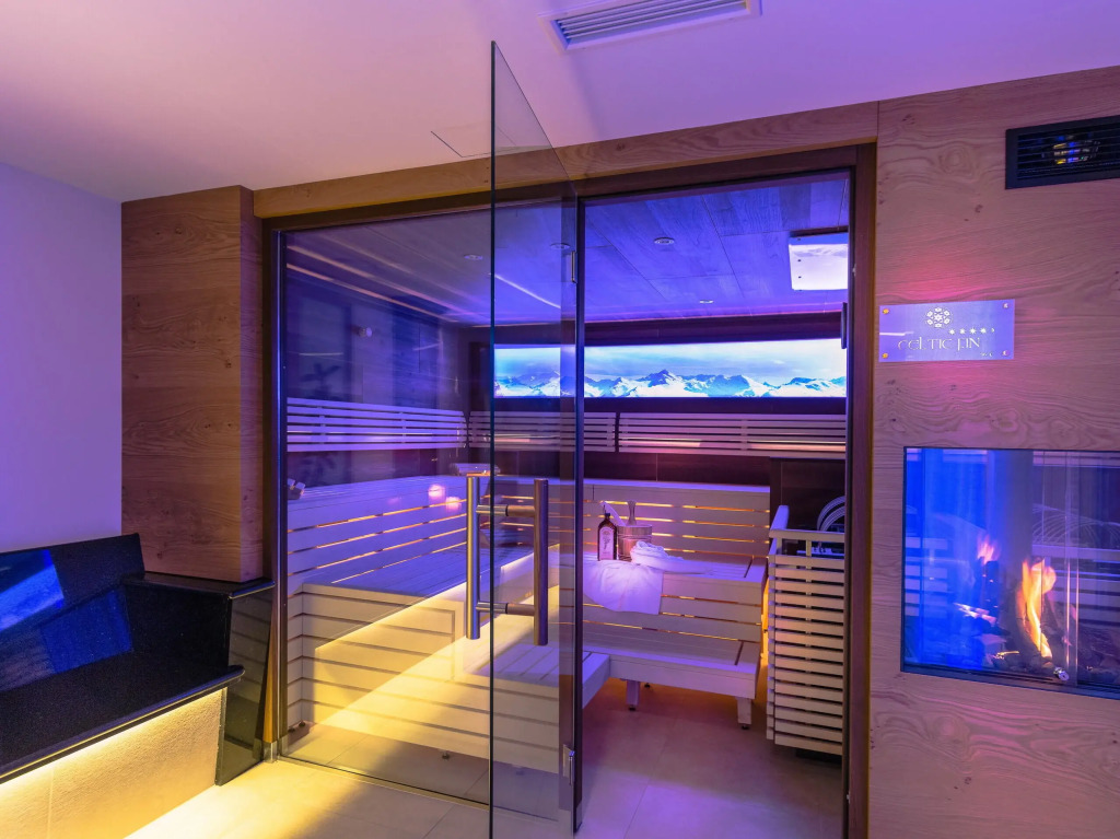 Hotel Norica - Thermenhotels Gastein mit dem Bademantel direkt in die Therme