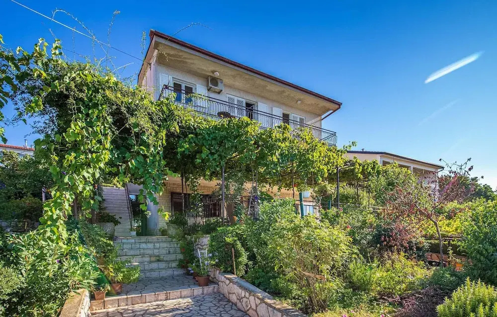 Beautiful apartment in Novi Vinodolski w/ 2 Bedrooms