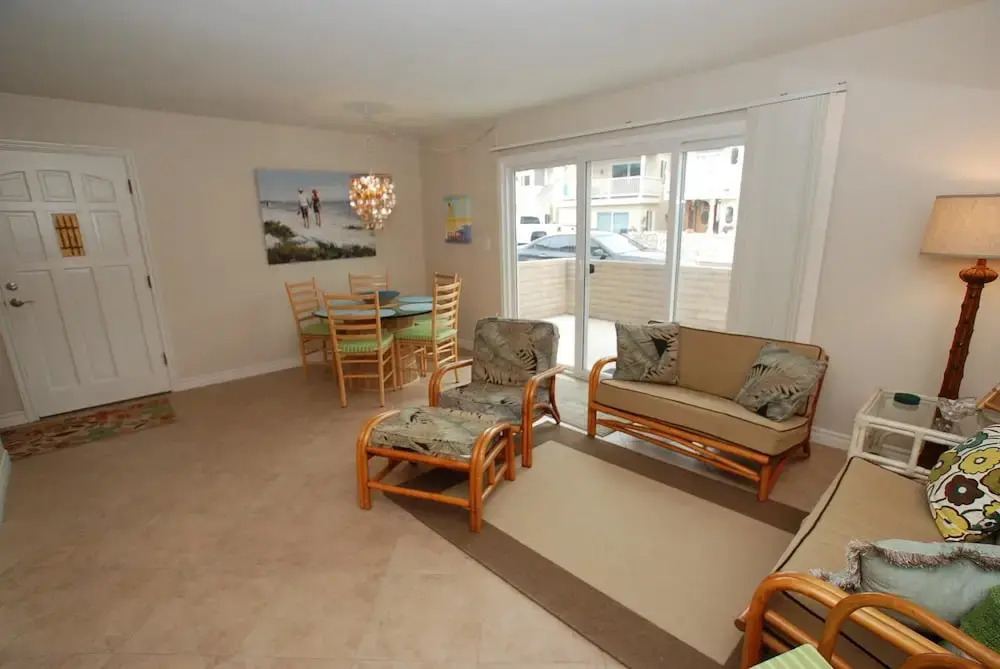 31st St A (68338) - 2 Br townhouse by RedAwning