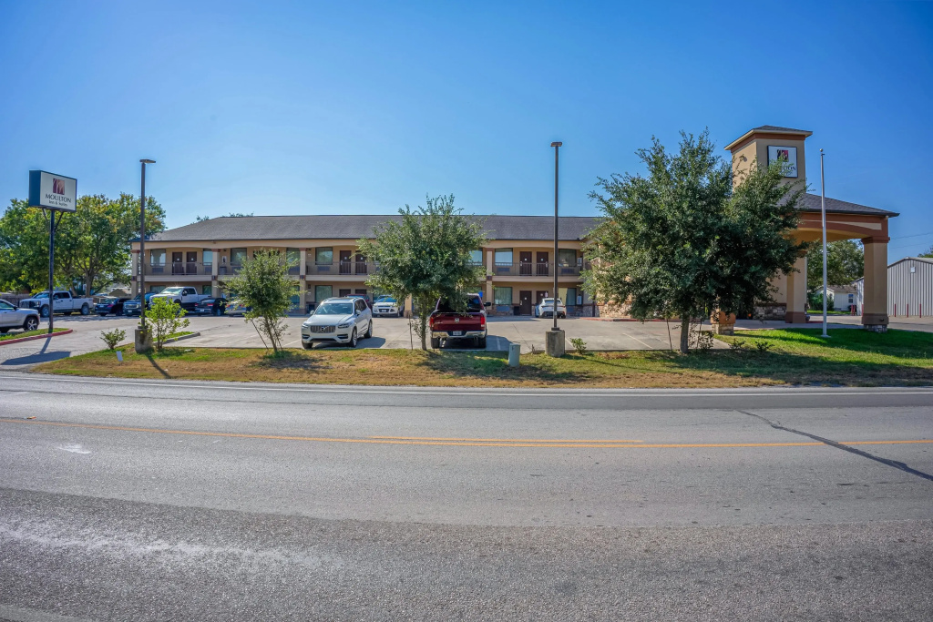 Moulton Inn & Suites By OYO Near Shiner TX