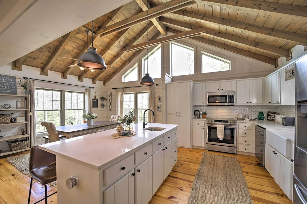 Deck + Fire Pits: Lake Toxaway Getaway!