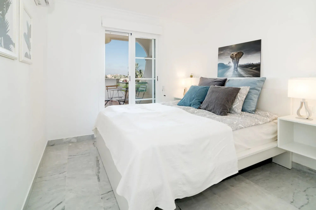 SAT1-walking distance to Puerto Banus
