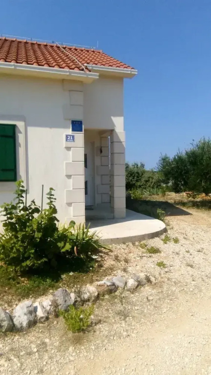 New Modern House in a Quiet Island Area w. Garden