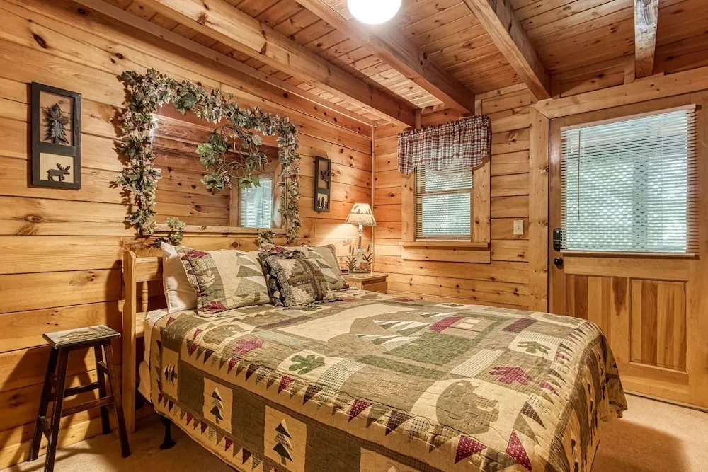 Cupid's Hideaway - Convenient To Downtown Gatlinburg And The National Park! 1 Bedroom Cabin by RedAwning