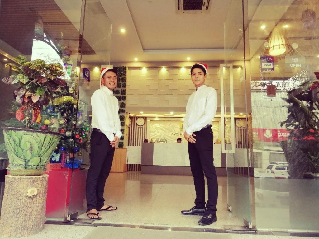 Botahtaung Hotel