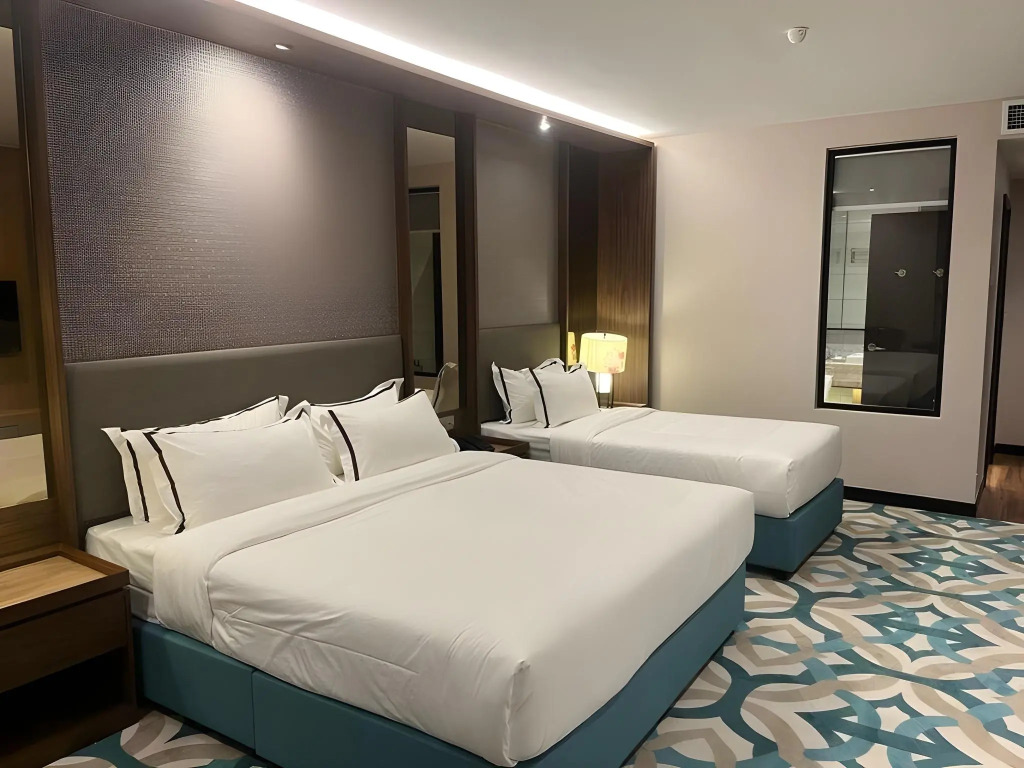 CHRISTEE SUITES HOTEL