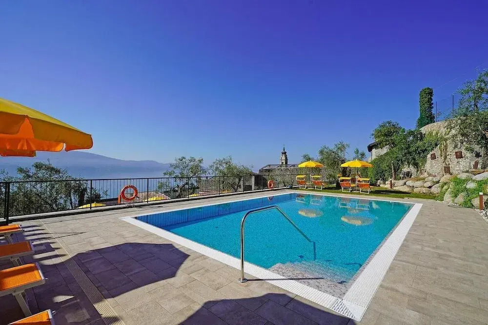 Residence Dany appartamenti con cucina vista lago piscina e parcheggio