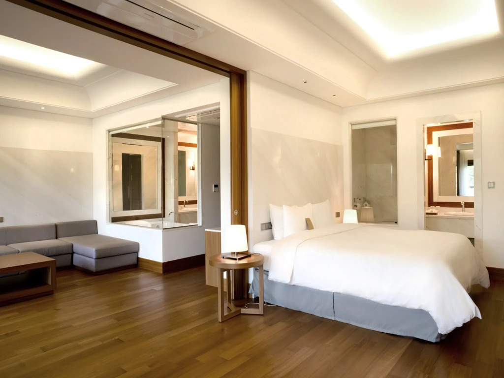 Pinegrove Hotel