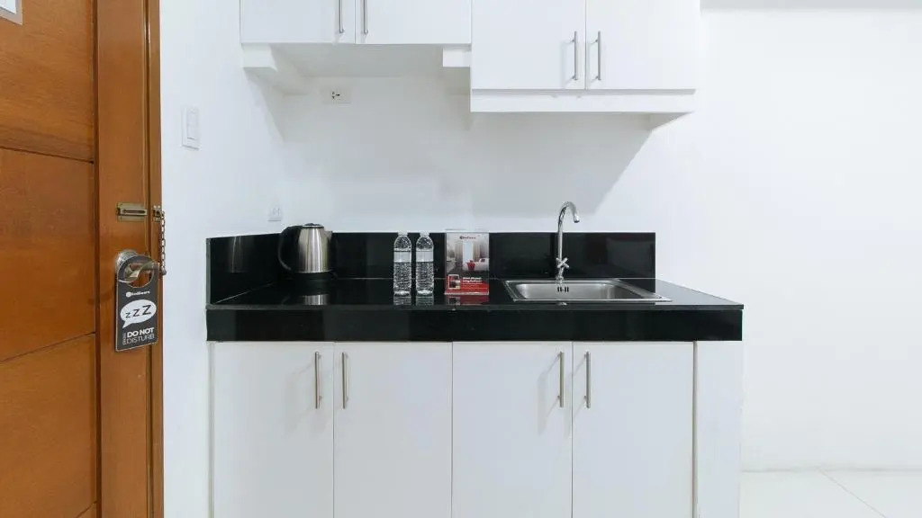RedDoorz @ DBuilders Rooms Bangkal Makati
