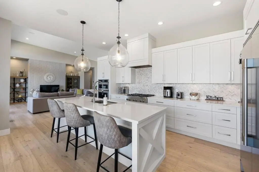 Newly Modern House w/ urban landscape of Kelowna!！