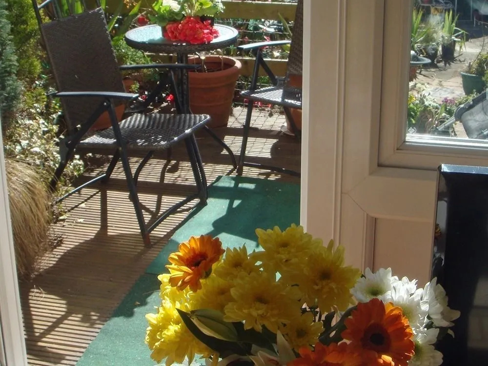 Harlequin Guest House with parking