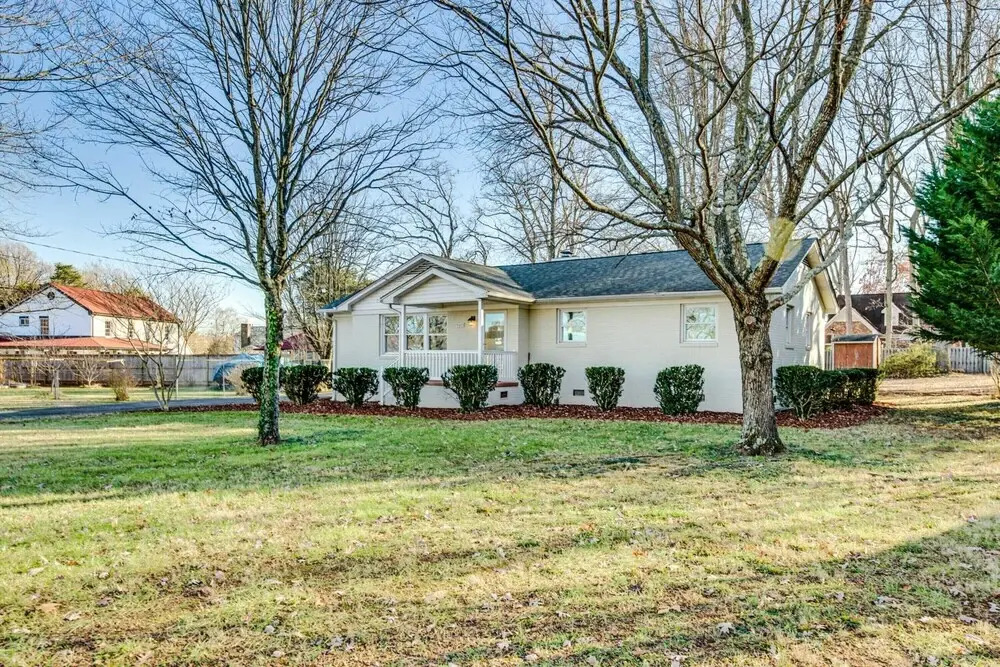 Stay Awhile Charming Greensboro House Close to Must-See Places