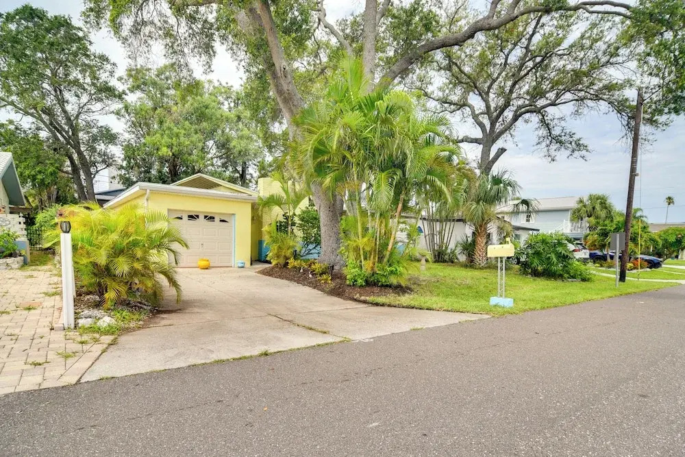 1 Mi to Madeira Beach: Getaway w/ Patio & Grill