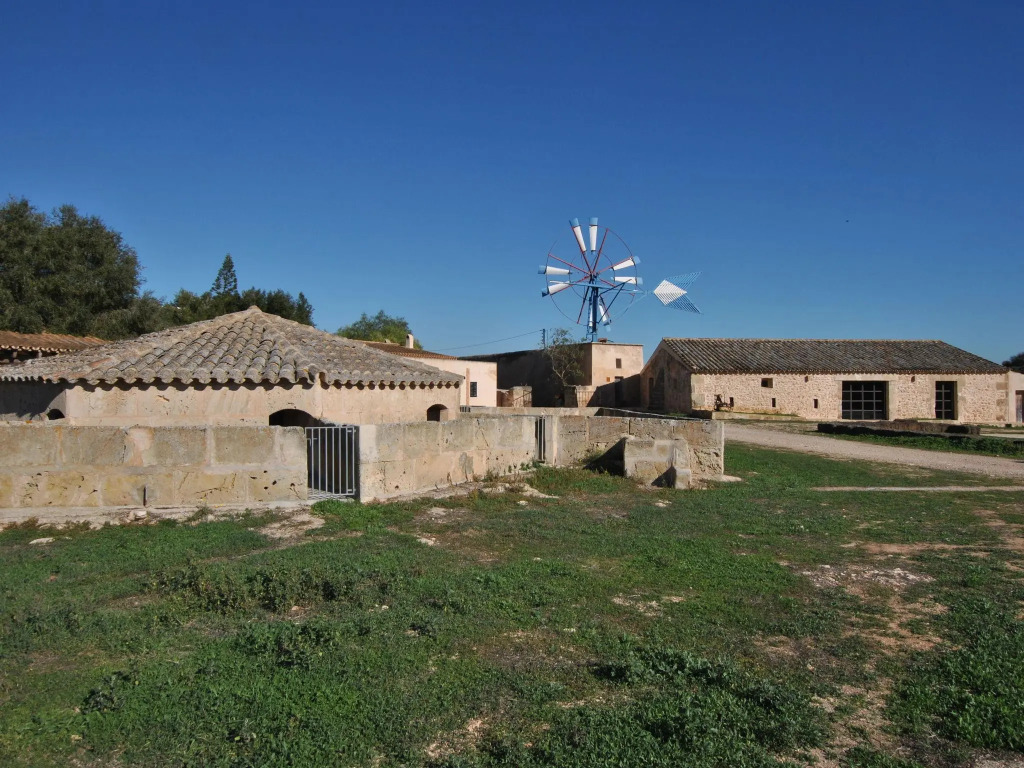 Simple house in super location with private access to the most beautiful beach.