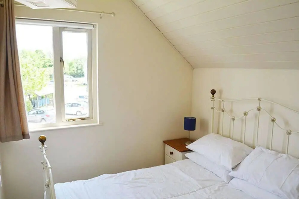 Stylish pet-friendly lakeside retreat in the Cotswold Water Park