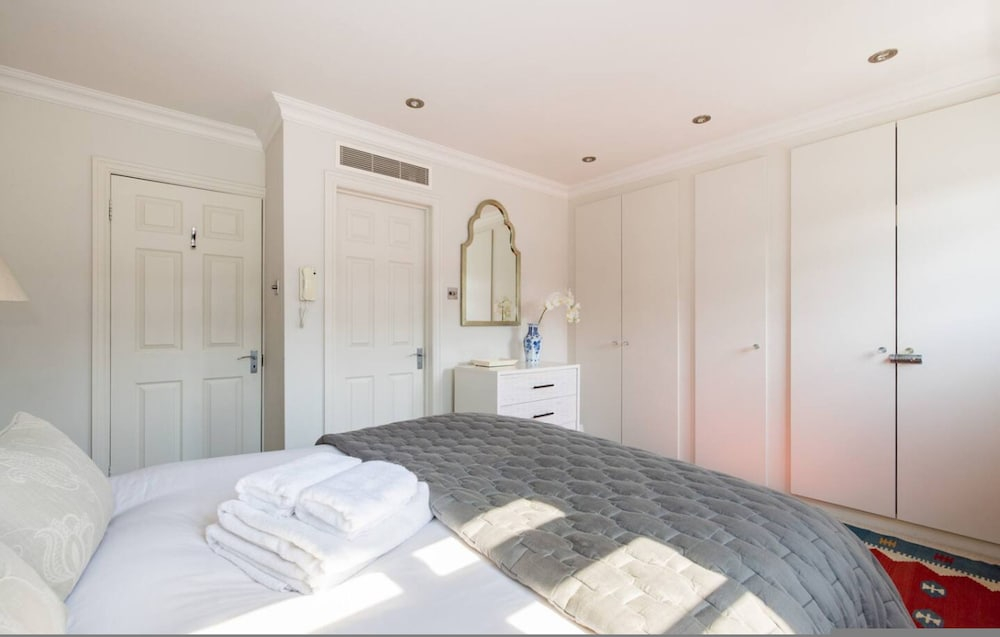 Prince Luxe 4 Bedroom House in Chelsea
