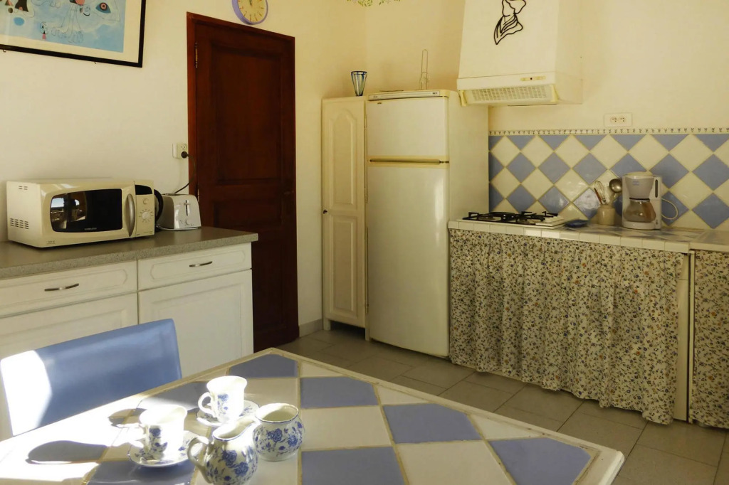 Holiday cottage with private terrace, Bellegarde