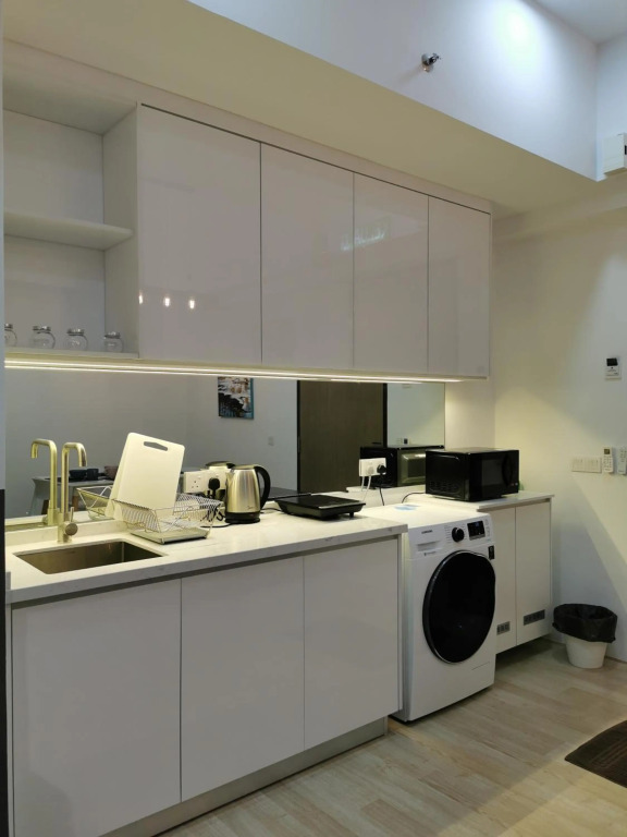 REVO AURORA PLACE, Pavilion 2, 5 Minutes To AXIATA ARENA BUKIT JALIL FREE WIFI by De Harlequins Guesthouse
