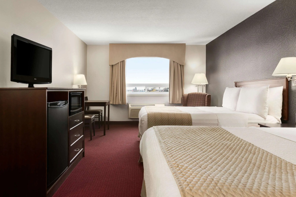 Days Inn & Suites by Wyndham Brandon
