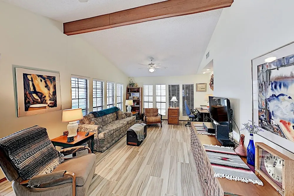 Bayside Getaway: Pools, Tennis, Golf, Private Dock 1 Bedroom Home