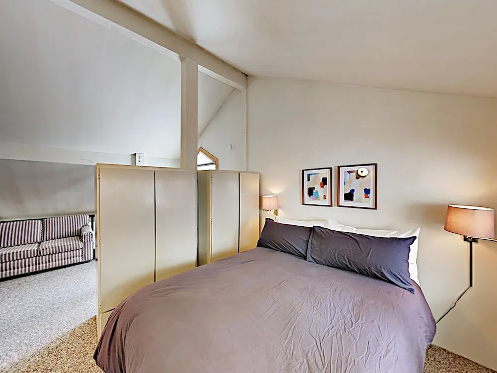 Mountaintop #D - 4 Br Condo