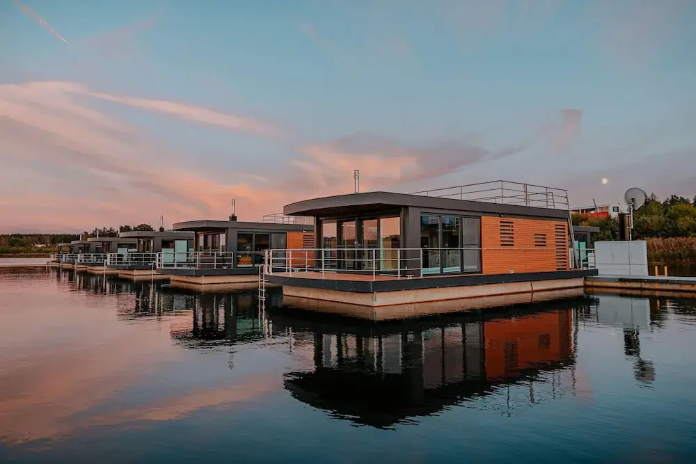 Hausboot am See
