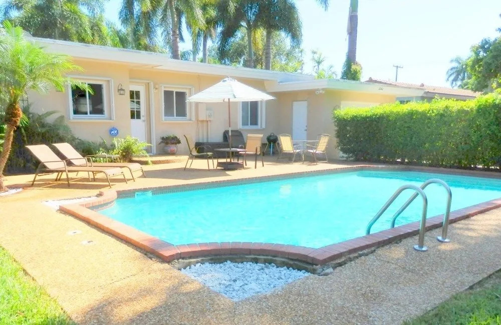 Lake Breeze 3/2.5 for 8 Large Pool Great Location