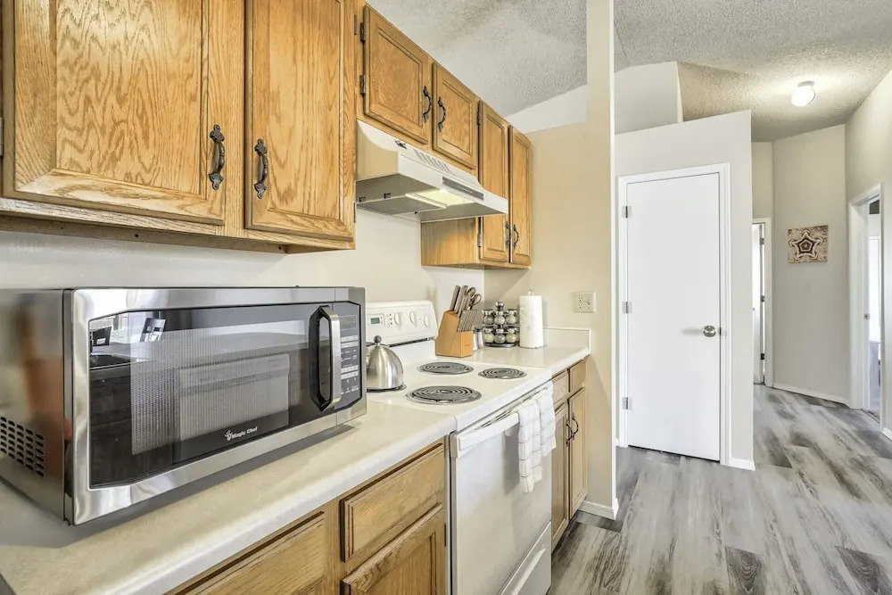 3bddog-friendlynear Shopping & Restaurants
