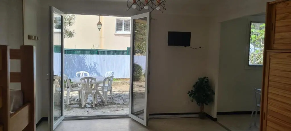 T1 DU FORT en rez-de-chaussée de villa avec TERRASSE à 5mn DES PLAGES en voiture ENTRE MER ET FORÊT