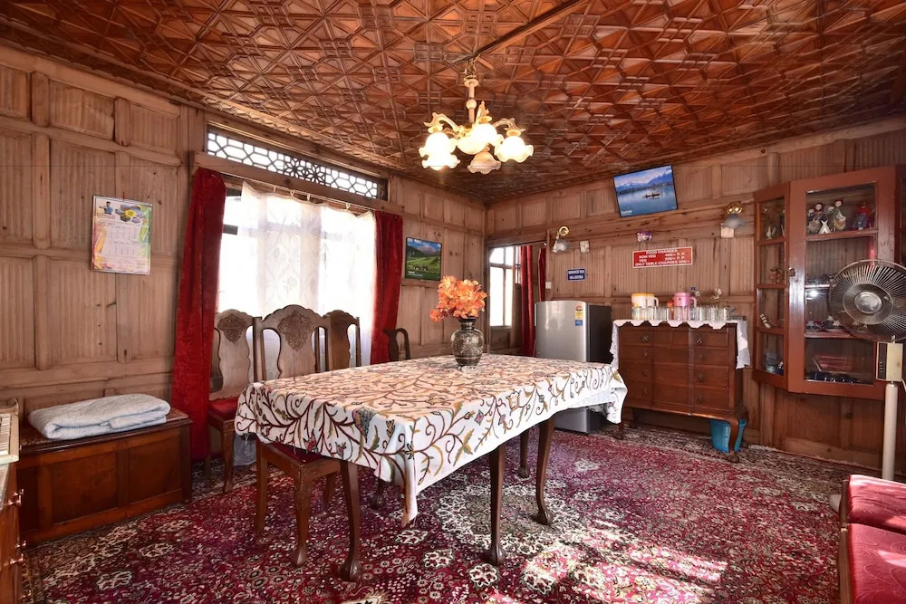 Golden Hopes Group of Houseboats