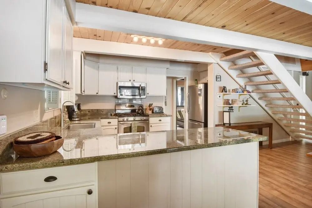 Roycraft Dog Friendly Cabin by RedAwning