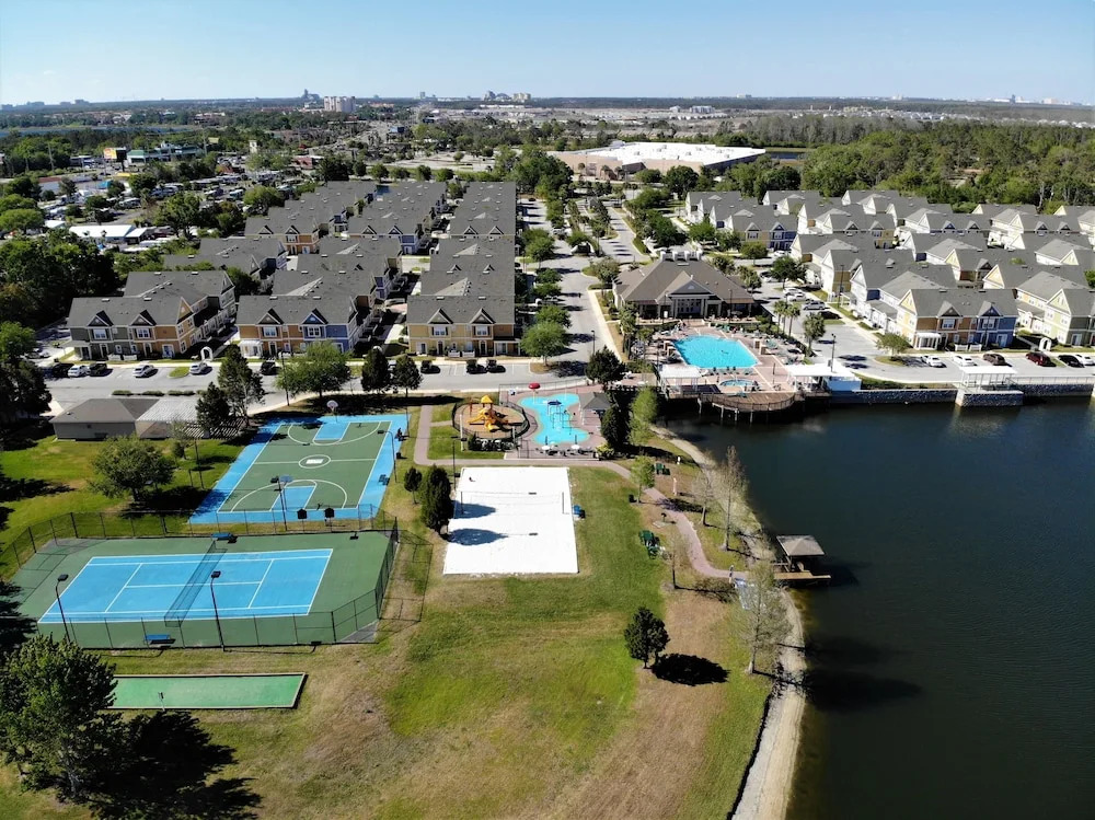 Free Resort Access 4 Bedroom Near Disney with Themed Rooms