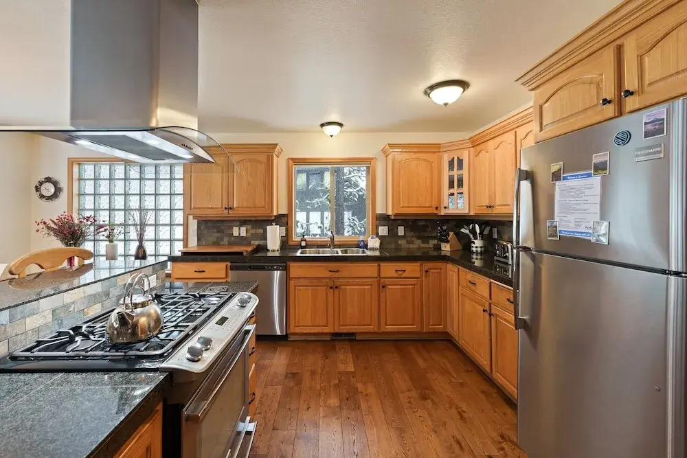 9 Hoodoo Home with XBOX 360 and Private Hot Tub by RedAwning