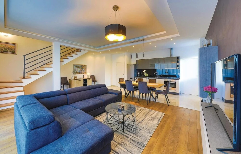 Nice Home in Kastel Luksic With 5 Bedrooms, Wifi and Outdoor Swimming Pool