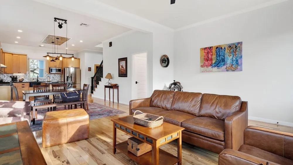 Chestnut Ember by Avantstay Indoor-outdoor Living + Firepit + Balcony + Near Downtown Austin Hotspots