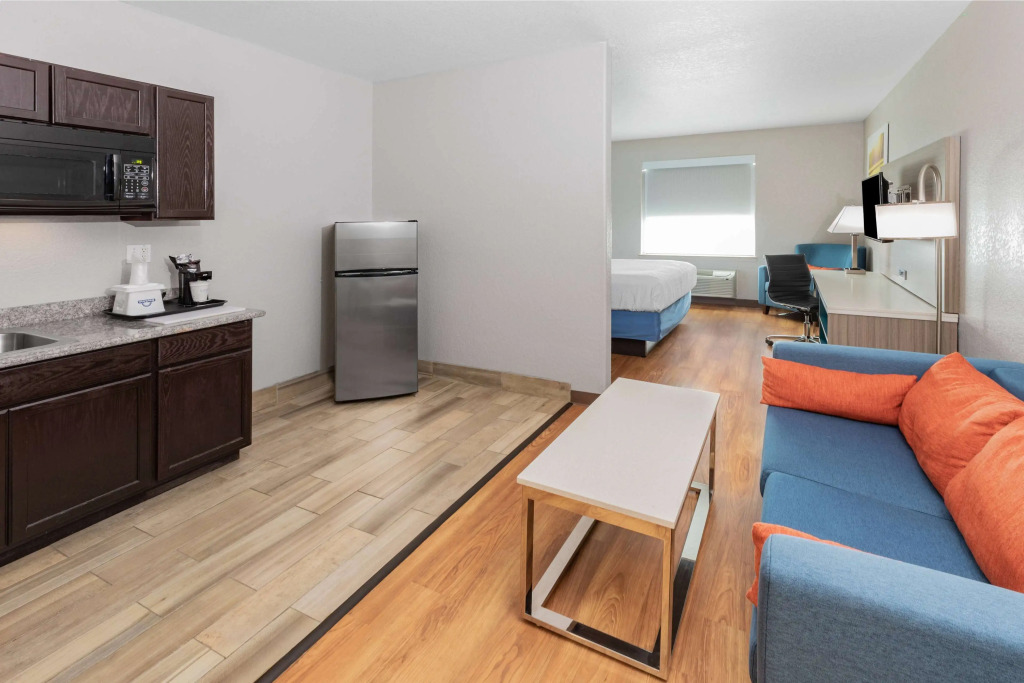 Days Inn & Suites by Wyndham San Antonio near Frost Bank Center