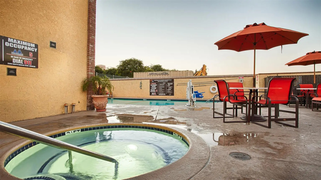Best Western Plus Raffles Inn & Suites