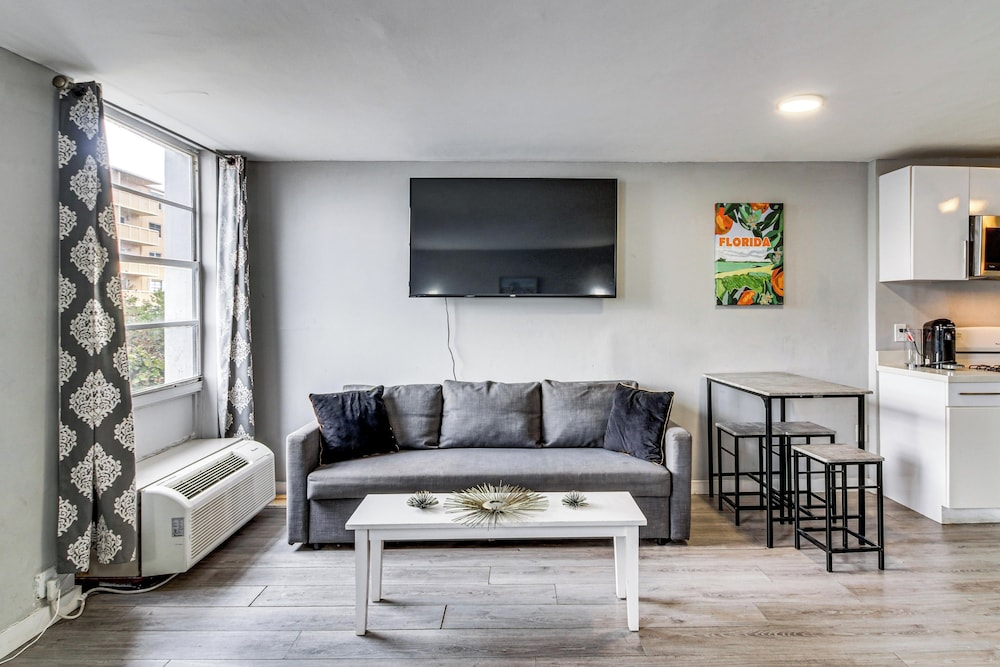 2 Blocks to Shore! Chic South Beach Studio