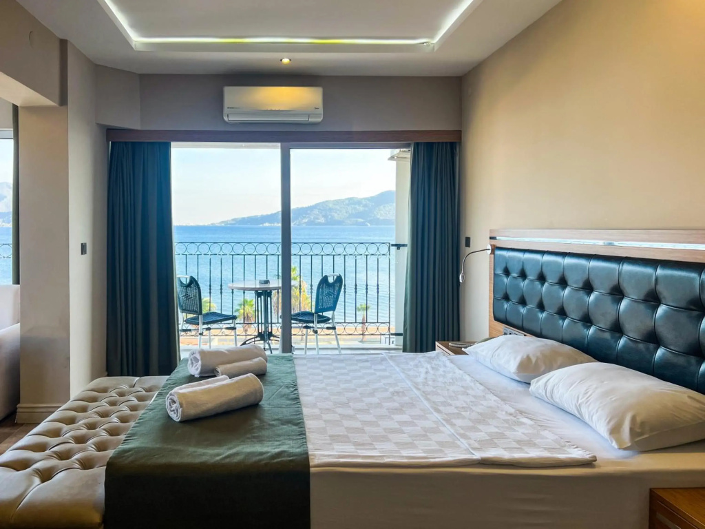 Aurasia Sea Side Hotel