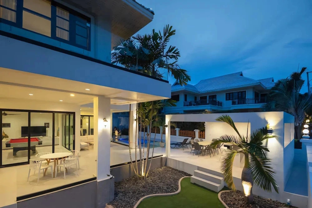 Grand Hill Mansion